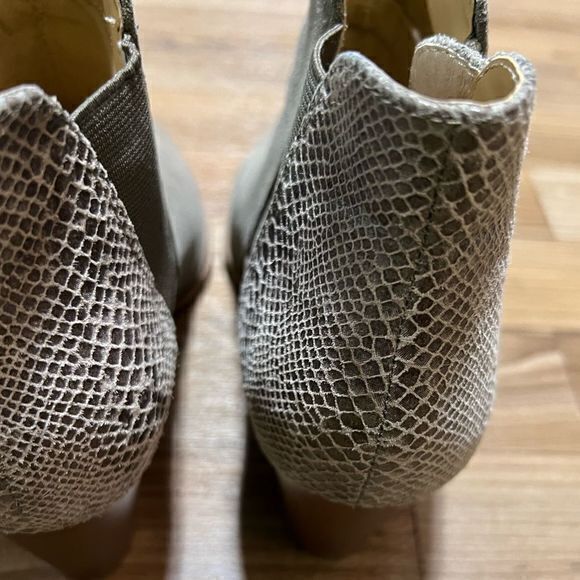 Vionic Women’s Anne Ankle Bootie Suede Snakeskin Printed Heel Gray‎ Tan Size 8.5 - Picture 9 of 13
